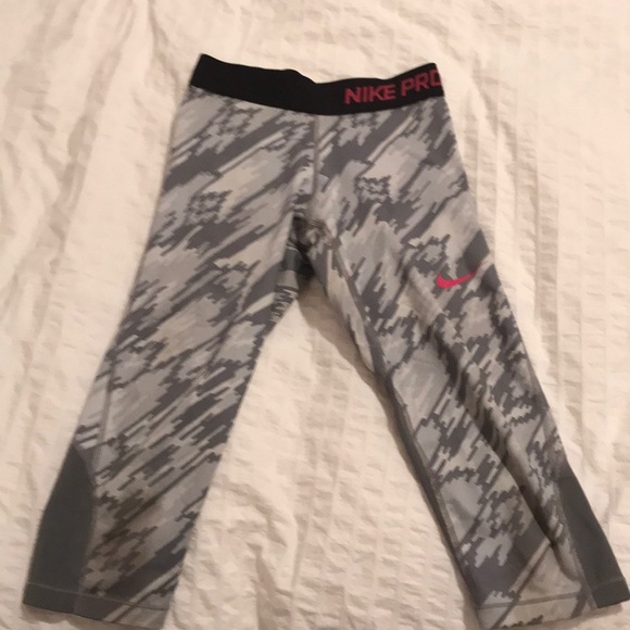 Nike pro (dri-fit) used 3/4 leggings - Picture 1 of 2